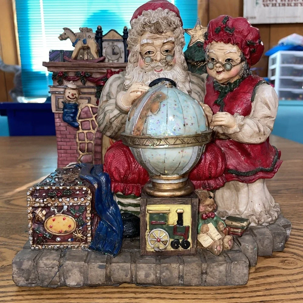 CEDAR CREEK COLLECTION MR & MRS SANTA‎ CLAUS WITH GLOBE ANTIQUE FIGURINE